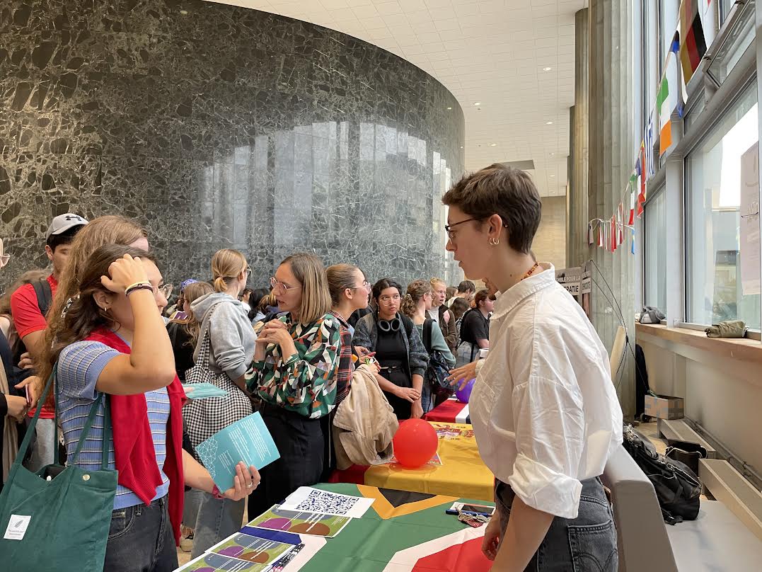 Étudiants et personnels au stand Anime lors des journées de la mobilité internationale 2023