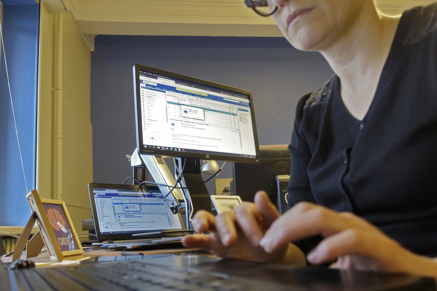 Photo dame sur ordinateur