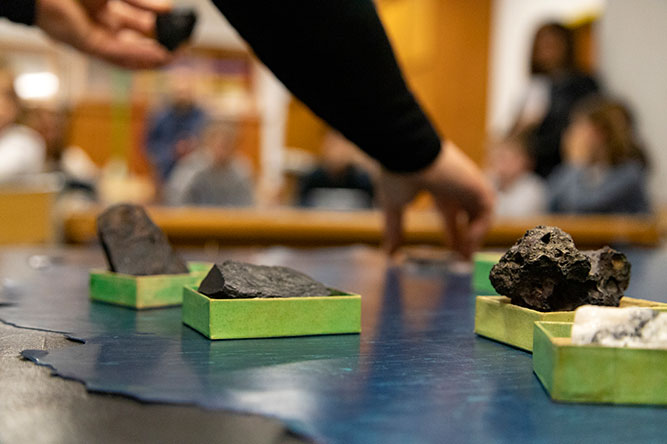 Photo - Atelier - La météorite de Mamie Cailloux ! © C. Schröder/Unistra
