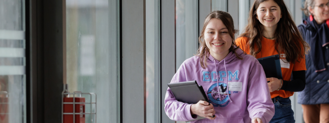 Étudiantes de l'École européenne d'ingénieurs en chimie, polymères et matériaux (ECPM). Crédit photo : Nicolas Busser