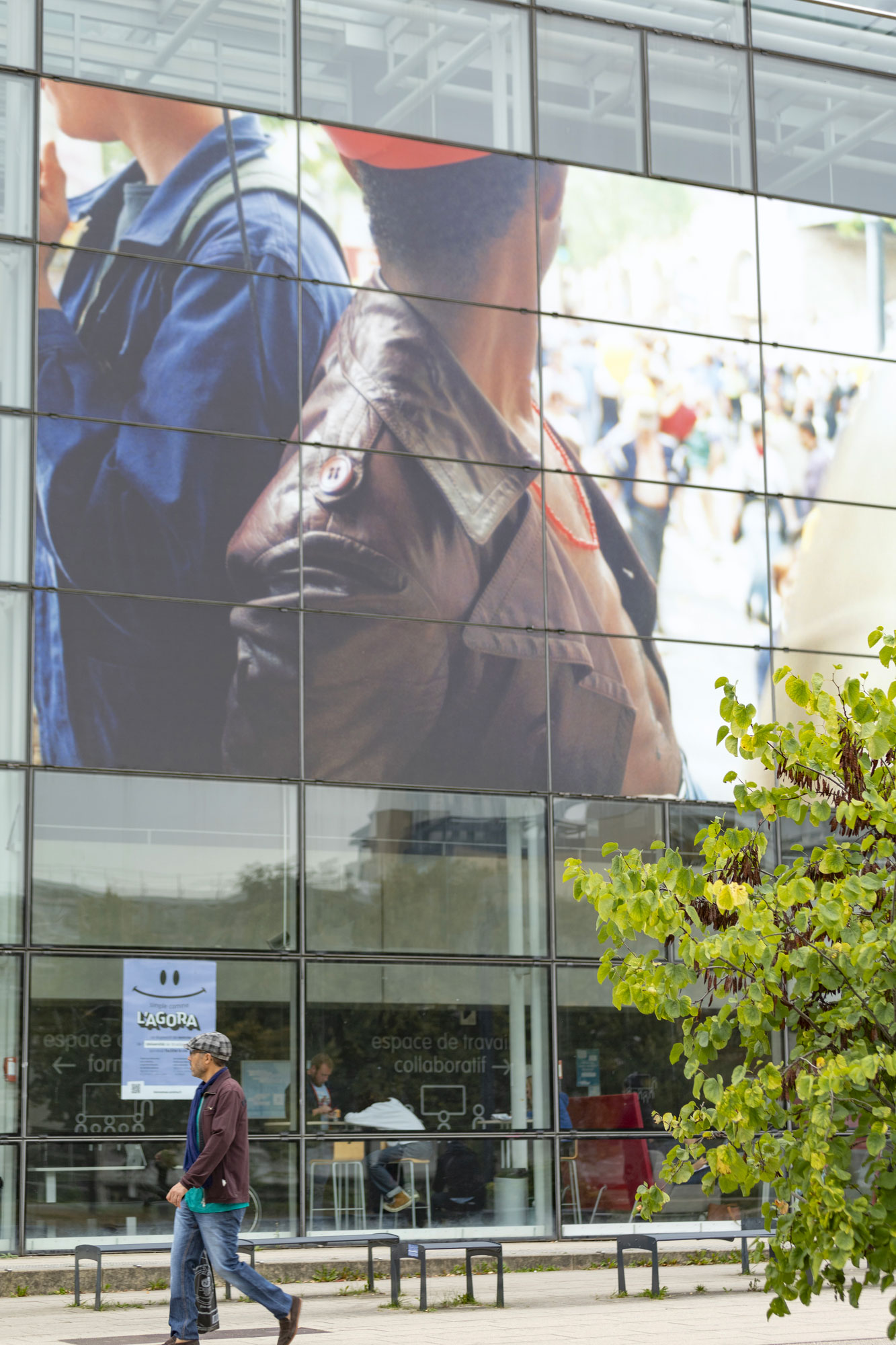 « Le Collier-Cicatrice » - Vitrophanie de Jean-Marc Othoniel